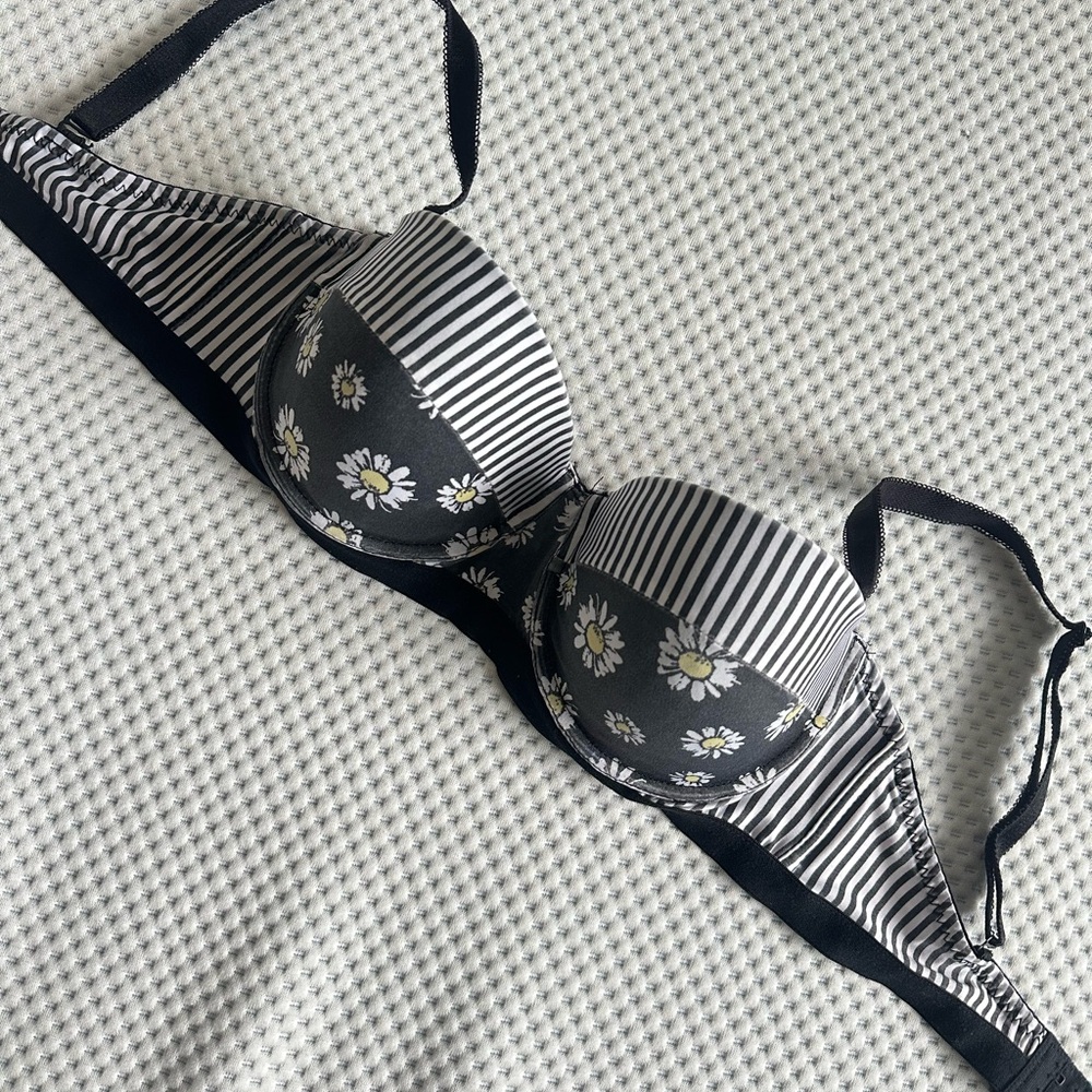 Lovesick daisy pin up bra
